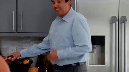 Парень после душа трахает жаркую пассию отца