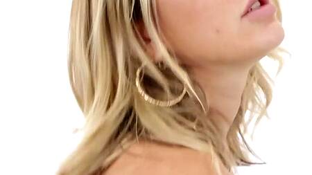 Жаркая Paige Owens в розовом белье долбится в жопу