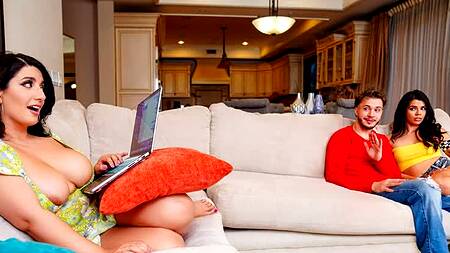 Сочная мамка соблазнила парня дочери и ебется с ним