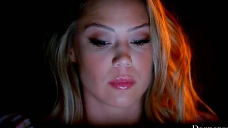 Красотка в красном белье захотела жесткого секса