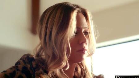 Красотка в красном белье захотела жесткого секса