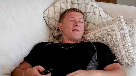 Черная и белая красотки вылазят из телика, чтобы удовлетворить парня