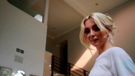 Lexi Lore надевает колготки в сетку и соблазняет на анал