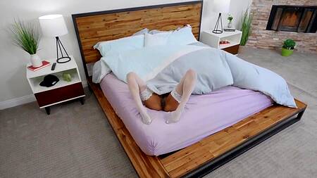 Жаркая сестра жены приезжает в гости и соблазняет на еблю