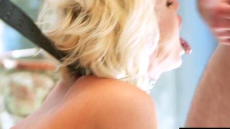 Страстная Charli Phoenix зовет мужчин на страстный трах втроем