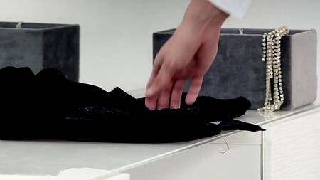 Lola Bellucci дарит парню анальную пробку и просит её трахнуть