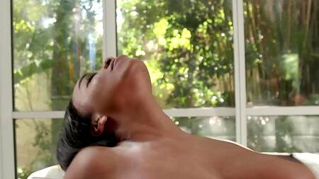 Черный отчим трахает милую падчерицу большим членом