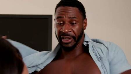 Черный отчим трахает милую падчерицу большим членом