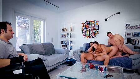 Мужу в инвалидной коляске приходится смотреть на измену с двумя