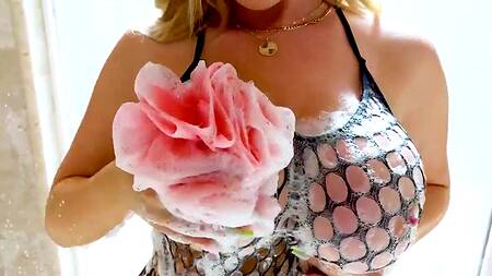 Сочная Savannah Bond в сетке отдается в очко после душа