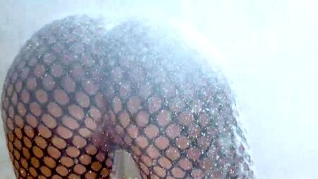 Сочная Savannah Bond в сетке отдается в очко после душа