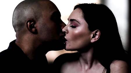 Негр проводит время с красивой сестрой жены и ебет её