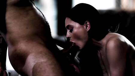 Негр проводит время с красивой сестрой жены и ебет её