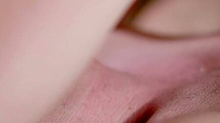 Блондинка делает эротический массаж и уговаривает подругу присоединиться