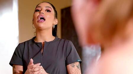 Блондинка делает эротический массаж и уговаривает подругу присоединиться