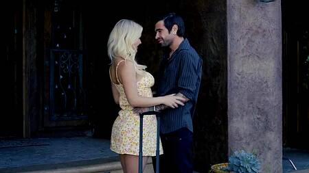 Блондинка застает мужа с другой и решается на измену