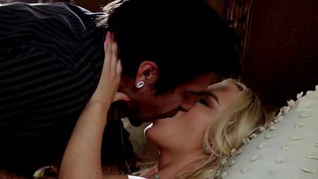 Блондинка застает мужа с другой и решается на измену