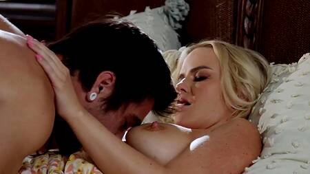 Блондинка застает мужа с другой и решается на измену