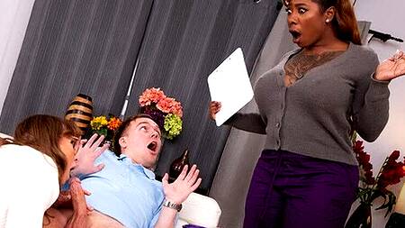 Пацан трахает развратную мачеху и сочную негритянку