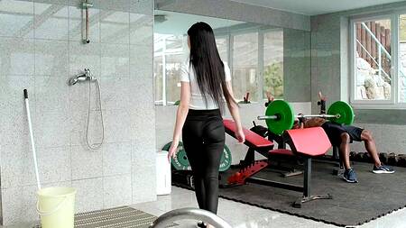 Уборщица специально застревает в кровати, чтобы её поимел негр