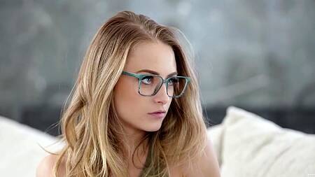 Милая коллега по работе соблазняет на интим