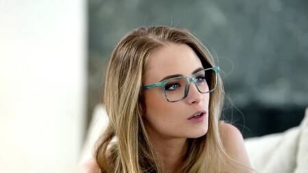 Милая коллега по работе соблазняет на интим