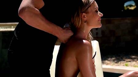 Мастурбация у бассейна заканчивается сексом втроем