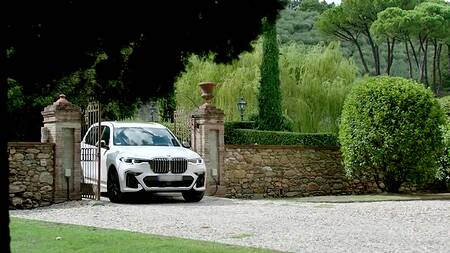 Рыжая красотка в роли содержанки трахается в попку