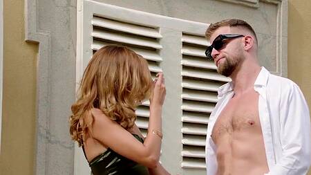 Рыжая красотка в роли содержанки трахается в попку