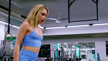 Негры подцепили красотку в спортзале и трахают её вдвоем