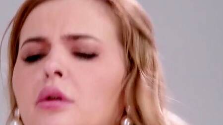 Увидел большую жопу уборщицы и возбудился