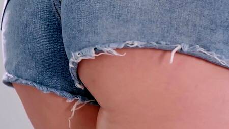 Увидел большую жопу уборщицы и возбудился