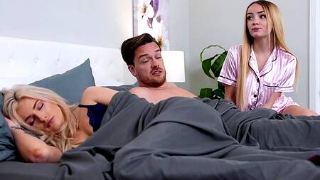 Милая девчонка отдается отчиму пока мать спит