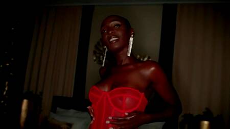 Лысая негритянка наслаждается белым хуем в жопе