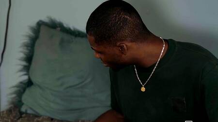 Негр застает соседку по комнате за анальной дрочкой и трахает её