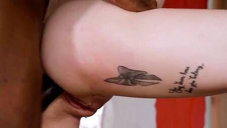 Anna de Ville хотела подрочить, но получила черный хуй негра в жопу