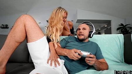 Жаркая блондинка лижет жопу мужика на кухне