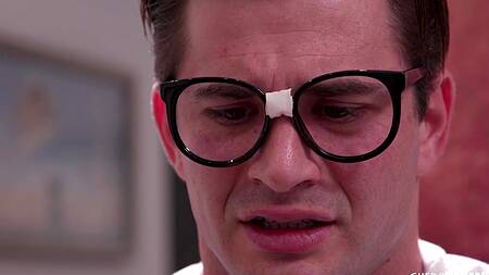 Мачеха застает пасынка ботаника за дрочкой и трахается с ним