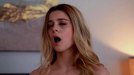 Застает милую Molly Little с мачехой и присоединяется