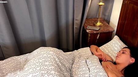 Возбужденная телка будит парня ночью минетом