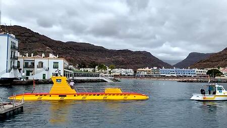 Управляет вибратором в киске брюнетки во время прогулки