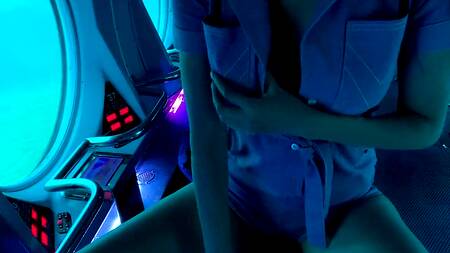 Управляет вибратором в киске брюнетки во время прогулки