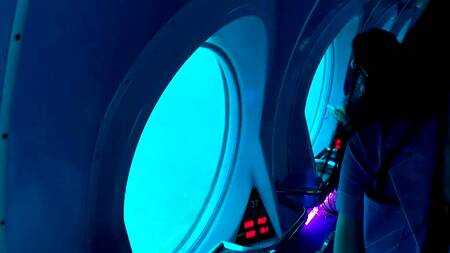 Управляет вибратором в киске брюнетки во время прогулки