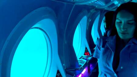 Управляет вибратором в киске брюнетки во время прогулки