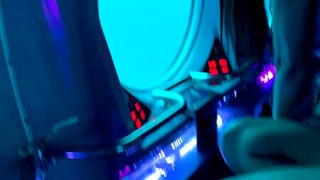 Управляет вибратором в киске брюнетки во время прогулки