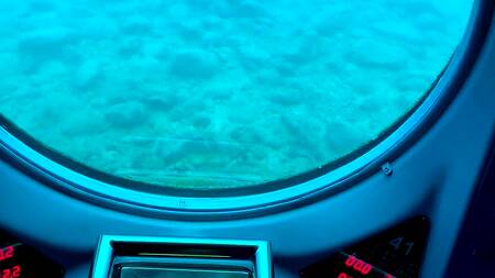 Управляет вибратором в киске брюнетки во время прогулки