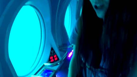 Управляет вибратором в киске брюнетки во время прогулки