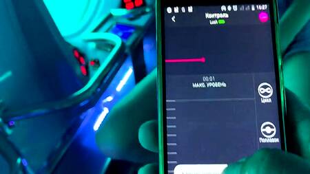 Управляет вибратором в киске брюнетки во время прогулки