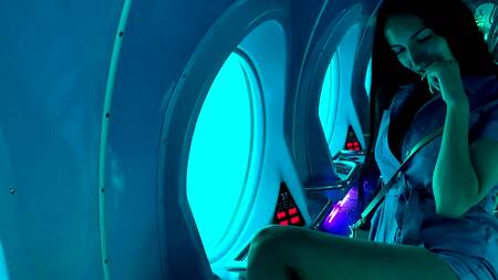 Управляет вибратором в киске брюнетки во время прогулки