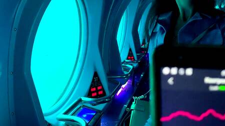 Управляет вибратором в киске брюнетки во время прогулки